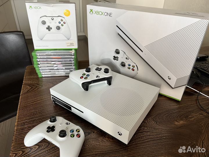 Xbox One s 500gb + джойстик+игры