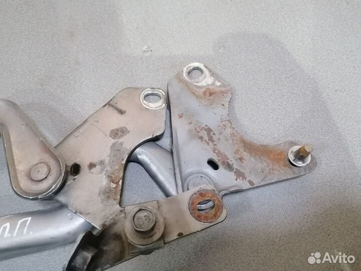 Петля капота Dodge Intrepid 1998-2004