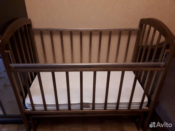Детская кроватка с маятником, с матрацом