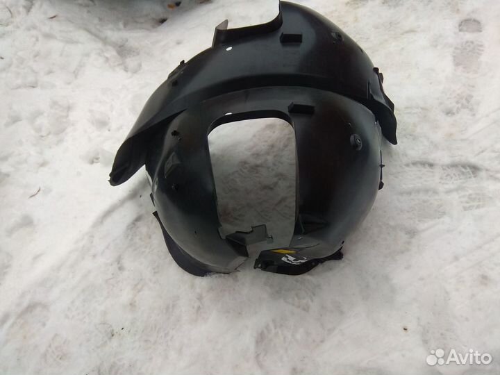 Подкрылок передний правый и левый на Пежо 408