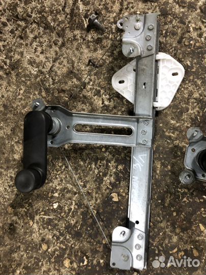 Задний правый стеклоподъемник Renault Logan 1