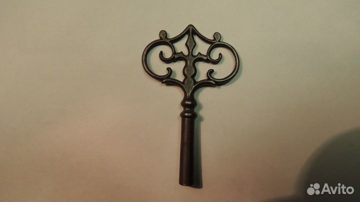 Часовой заводной ключ