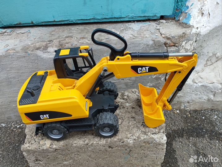 Экскаватор Bruder Cate