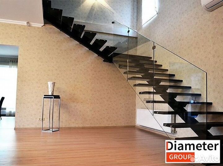 Практичная лестница с обивкой