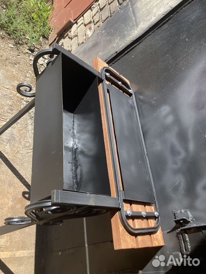 Скамейка на кладбище с ящиком