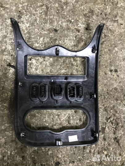 Центральная консоль торпеды Renault Logan 1