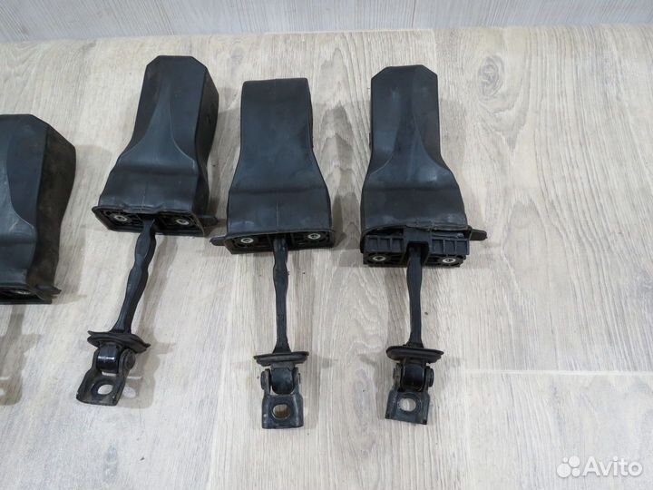 Ограничитель двери Volkswagen Polo