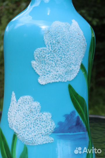 Старинная ваза из молочного стекла