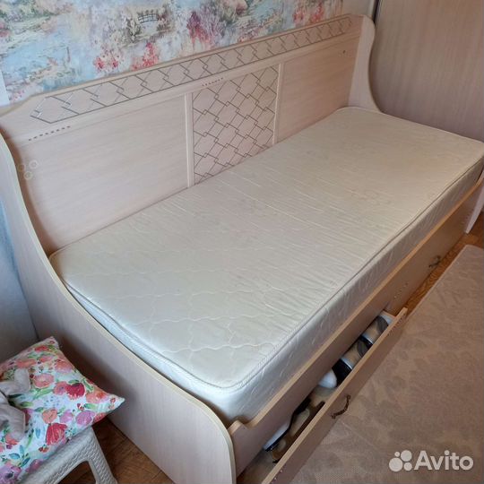 Детская кровать, стол, полка навесная, пенал