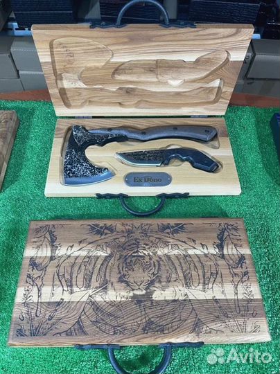 Топор и нож в кейсе из массива дерева карагач