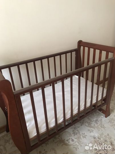 Детская кроватка с маятником и ящиком