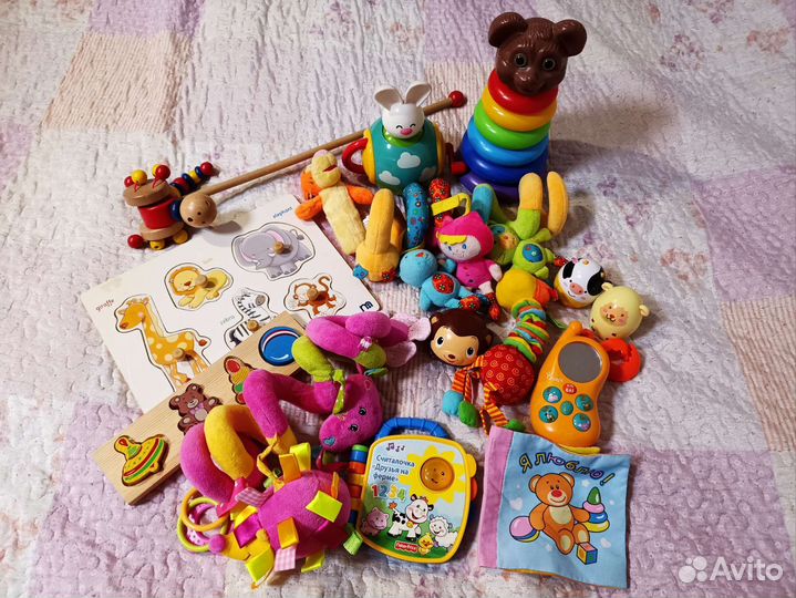 Игрушки развивающие и погремушки для малышей