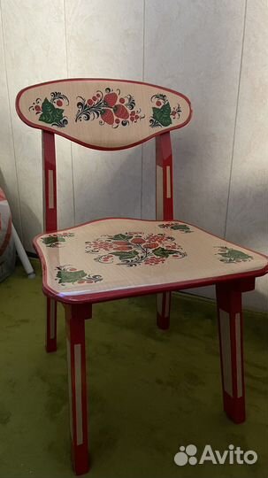 Детский столик и 2 стульчика