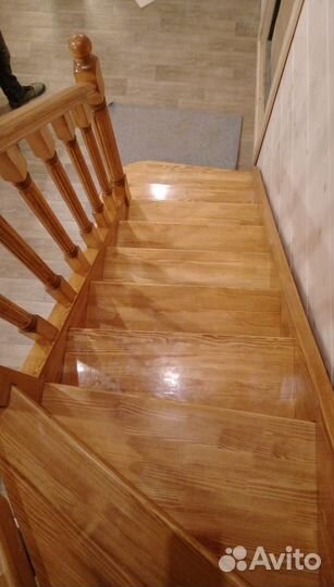 Деревянная лестница в дом
