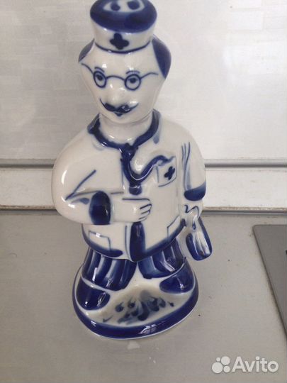Гжель Фарфороая статуэтка Доктор гжель