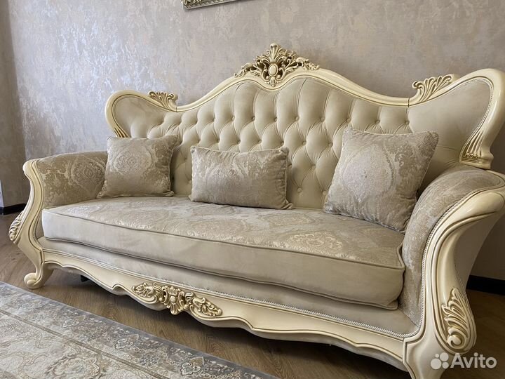 Продается раскладной хол -диван с двумя креслами