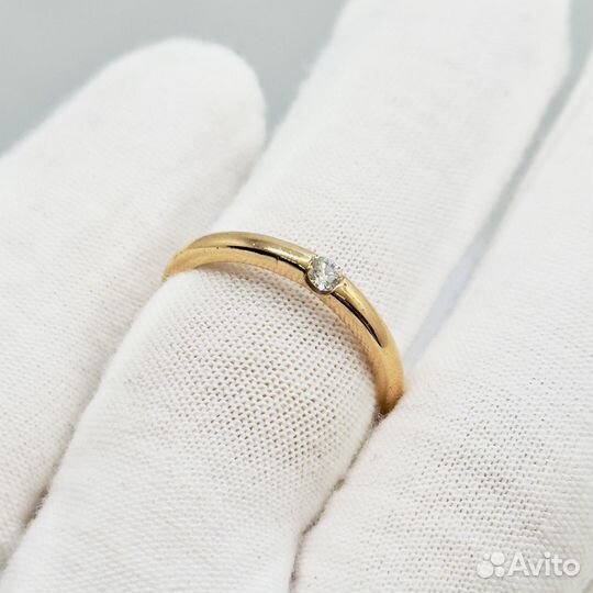 Золотое обручальное кольцо с бриллиантом 17,5р
