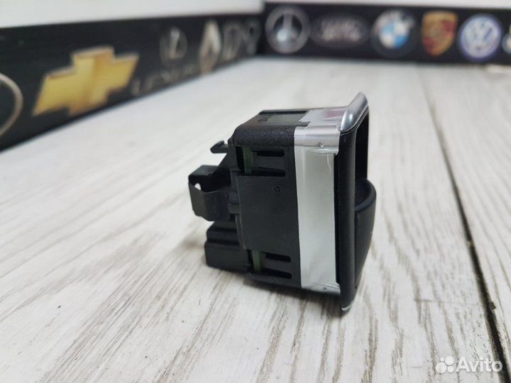 Кнопка открывания багажника Mercedes-Benz E-Class