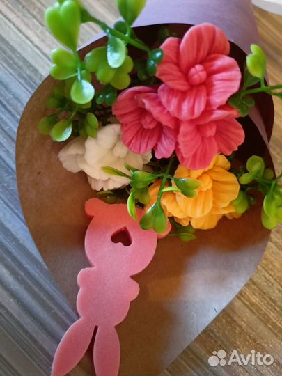 Небольшие букеты из мыла с вставками