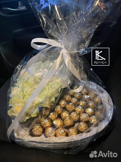 Подарочная коробка сердце с цветами и конфетами