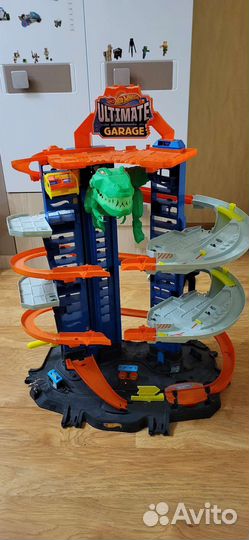 Hot Wheels/Хот Вилс. Гараж с тиранозавром GJL14