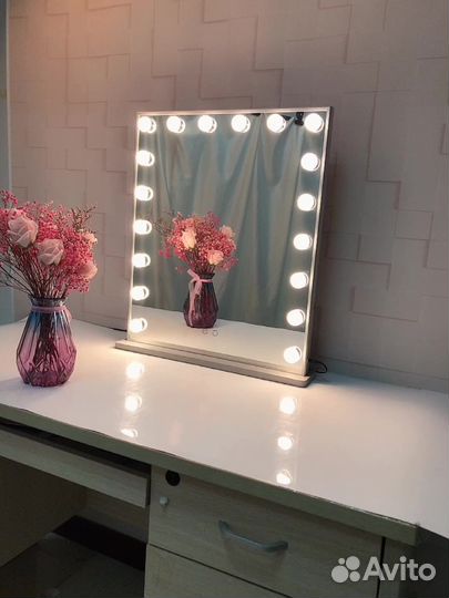 Зеркало с лампочками гримерное