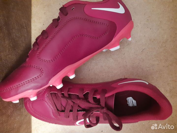 Бутцы футбольные с шипами