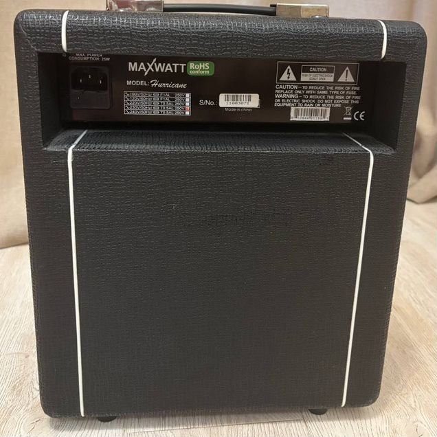 Басовый комбоусилитель Hiwatt-Maxwatt Hurricane