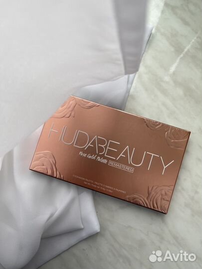 Палетка теней Huda Beauty Rose Gold