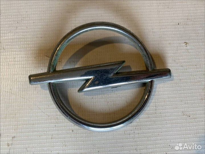 Эмблема на крышку багажника Opel Vectra