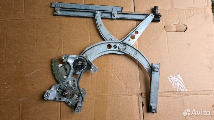 Стеклоподемник передний правый Пассат Б-3