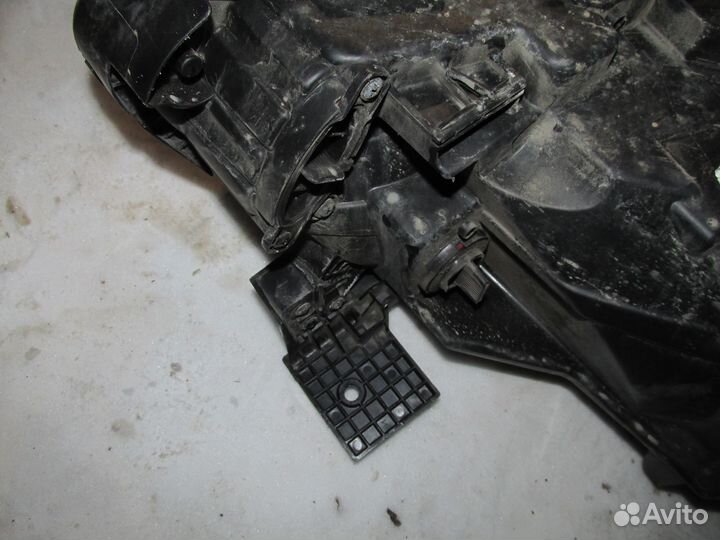 Кронштейн крепления левой фары Kia Rio 4 с 2017