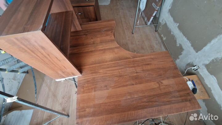 Угловой письменный стол