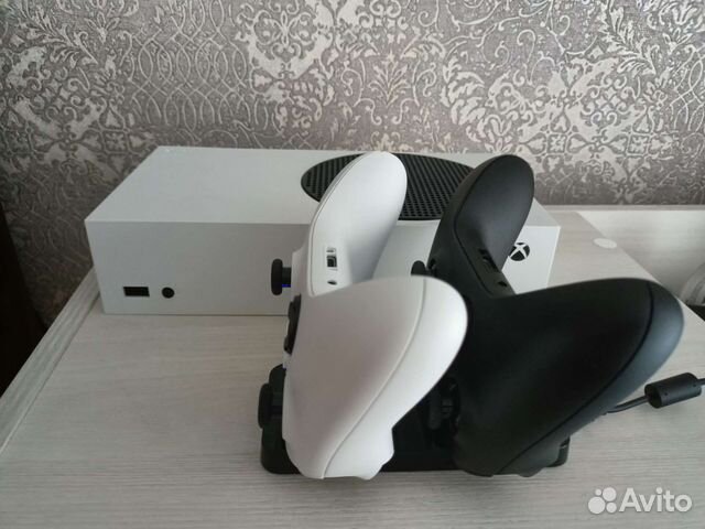 Xbox series s два геймпада+куча игр