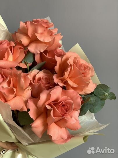 Букет из ажурных роз с эвкалиптом