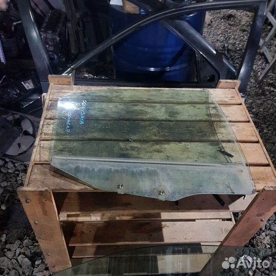 Заднее правое стекло mitsubishi carisma