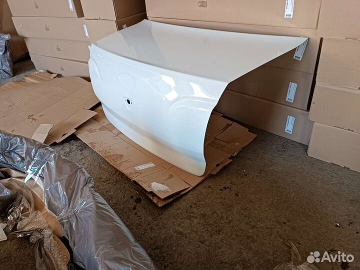 Крышка заднего багажника гранта седан белый