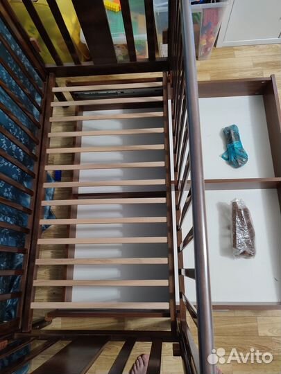 Детская кроватка с маятником и ящиком