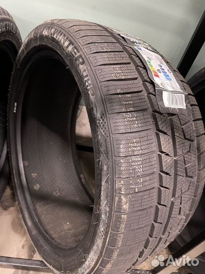 Royal Black Royal Winter UHP 245/40 R17 95V