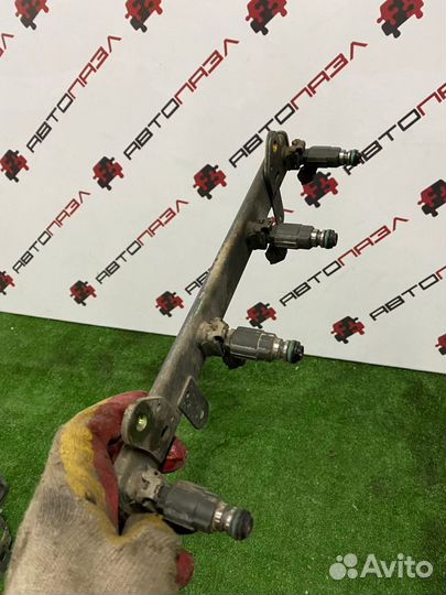 Топливная рампа с форсунками Nissan primera 2.0