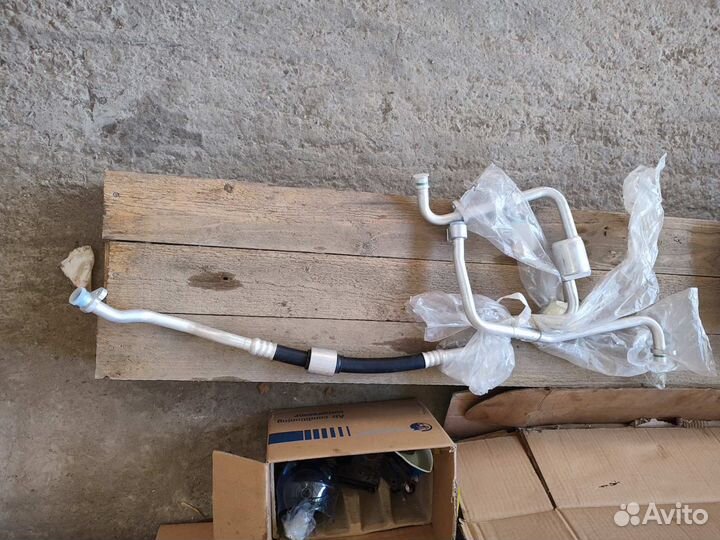 Трубка кондиционера на Логан 1, длинная толстая