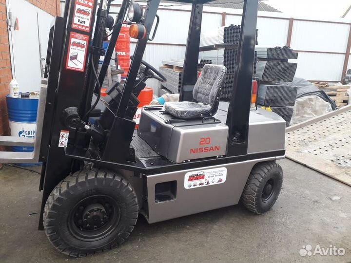 Вилочный погрузчик Nissan F1F1, 2010