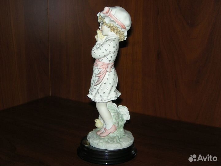 Статуэтка Армани «Девочка с цыпленком» Оригинал