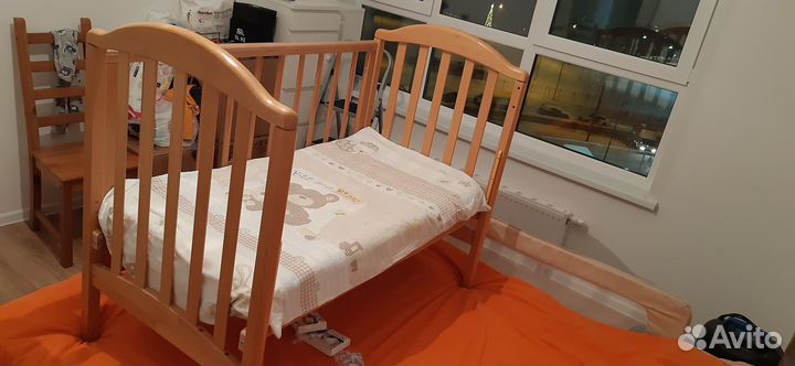 Детская кроватка с маятником