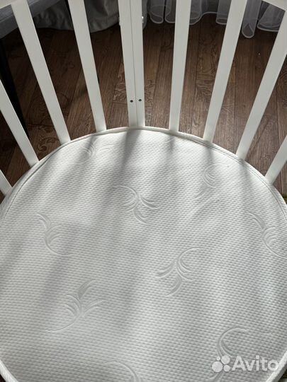 Детская кровать бу + 2 матраса (круг и овал)