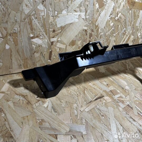 Range Rover 4 Кронштейн полки багажника правый