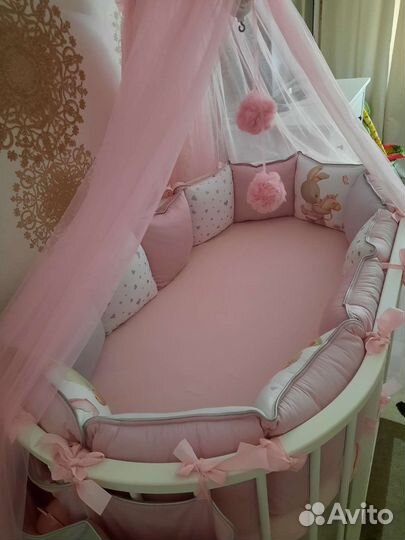 Детская кроватка с маятником