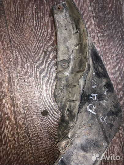 Брызговик передний левый Toyota Rav4 SXA15 3SFE