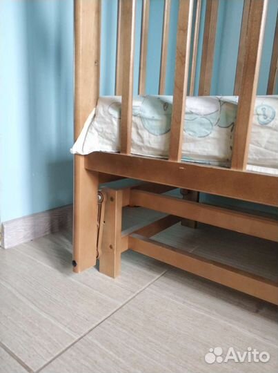 Детская кроватка с продольным маятником