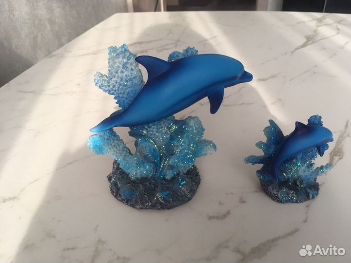 Дельфины на натуральном коралле